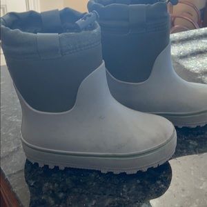 Cat & jack snow boots size 9